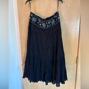 Y2K Black Pleated Long Skirt with Silver Design – Edgy Retro 2000s Vibe